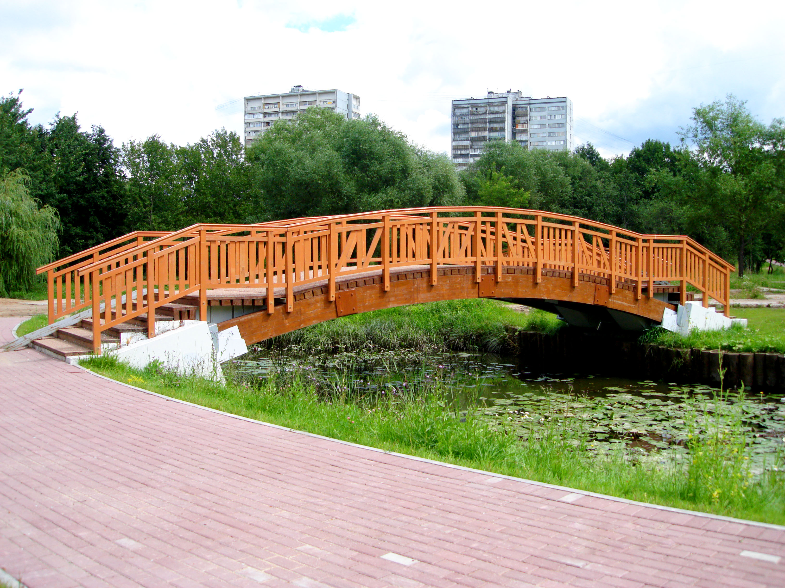 Деревянные пешеходные мостики на улице Седова